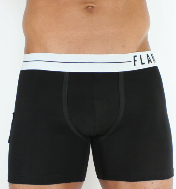 Bóxer trunk negro puesto, vista de frente
